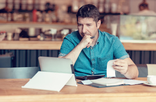 Dono de empresa conhecendo mais sobre o que é SPED e se certificando de cumprir com suas obrigações.