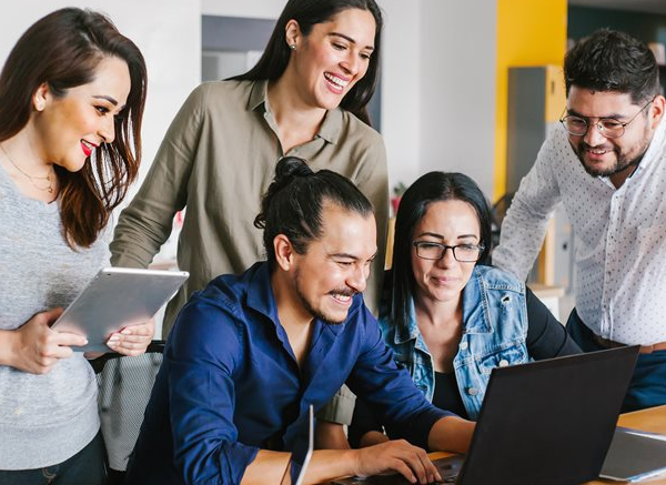 Equipe de colaboradores alcançando resultados positivos graças ao eficiente planejamento e controle de produção