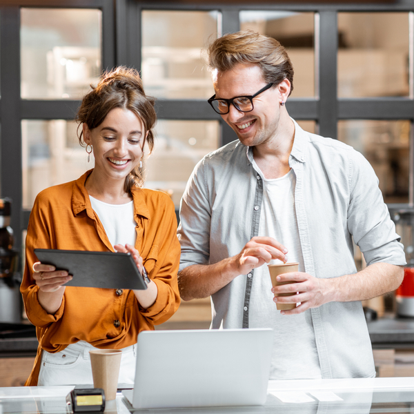 Colaboradores realizando uma gestão de compras eficiente por meio do uso de um ERP Industrial.