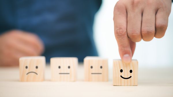Pequenos blocos de madeira representando satisfação de clientes de empresa