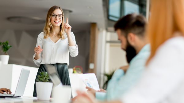 Líder de departamento dando orientações a equipe após aplicação de práticas de retenção de talentos