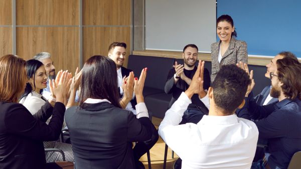 Equipe da empresa comemorando resultados alcançados com soluções de alto nível