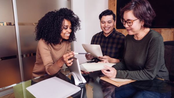 Equipe de vendas da empresa comemorando taxa de conversão recente após uso de habilidades de negociação