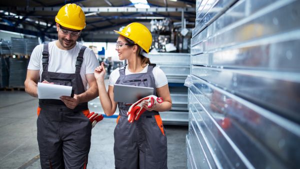 Colaboradores de departamentos de produção da empresa