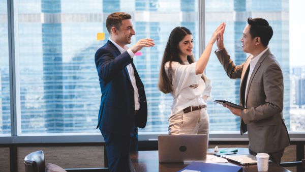 Líderes do empreendimento comemorando resultados alcançados por meio de ferramenta de gestão