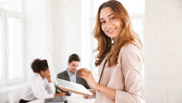 Colaboradora da empresa trabalhando junto com a equipe para selecionar e contratar provedor tef