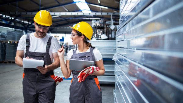 Colaboradores adquirindo informações em erp integrado a internet das coisas na indústria