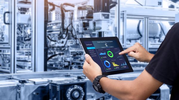 Colaborador da empresa usando erp para acompanhar produção para redução de desperdícios