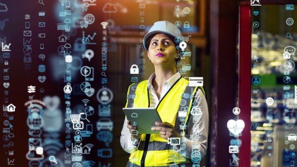 Colaboradora acessando as aplicações de inteligência artificial na indústria em tablet