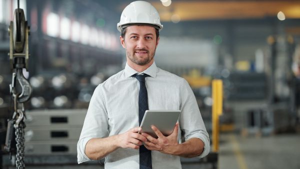 Gestor feliz após ver andamento de atividades produtivas no sistema web empresa em seu tablet