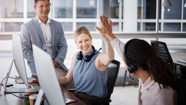 Equipe de marketing online da empresa comemorando fechamento de vendas