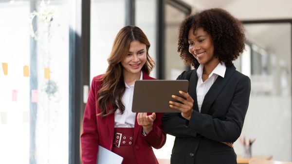 Lideres de transformação digital na empresa vendo crescimento gerado no negócio pela adaptação