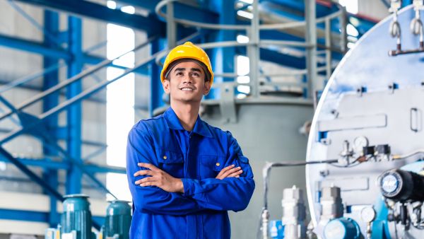 Colaborador feliz ao trabalhar no setor de produção empresa após receber benefícios flexíveis