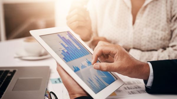 Líderes da empresa analisando dados completos após integrar ERP e CRM