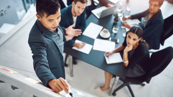 Líderes discutindo estratégias para aumentar produtividade na indústria