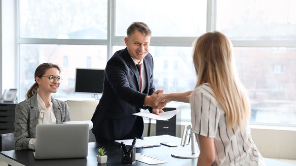 Rh fechando contratação de nova colaboradora após oferecer benefícios flexíveis