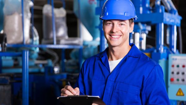 Colaborador feliz na fábrica por ser valorizado apesar do investimento em automação