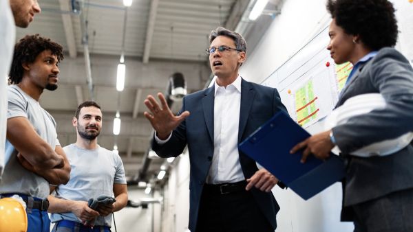 Líder conversando com colaboradores sobre estratégia de escalabilidade