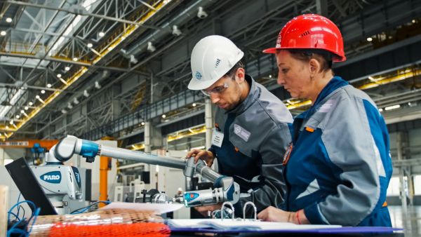 Profissional experiente na empresa ensinando execução de atividades a nova colaboradora