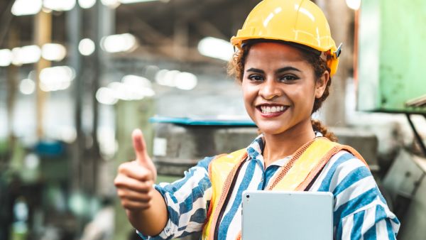 Líder da indústria feliz ao analisar resultados após implantar metodologia OKR