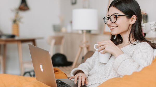 Dona de negócio feliz com resultados operacionais após implementar ERP para loja virtual