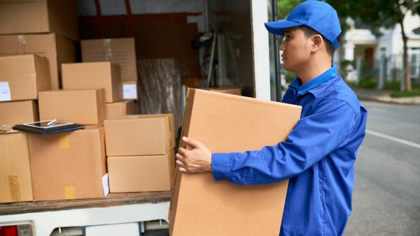 Entregador colocando produtos dentro de van para fazer next day delivery