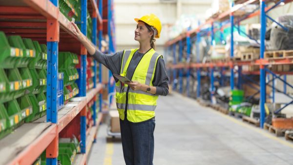 Colaboradora analisando quantos produtos estão finalizados no estoque para acompanhar time to market