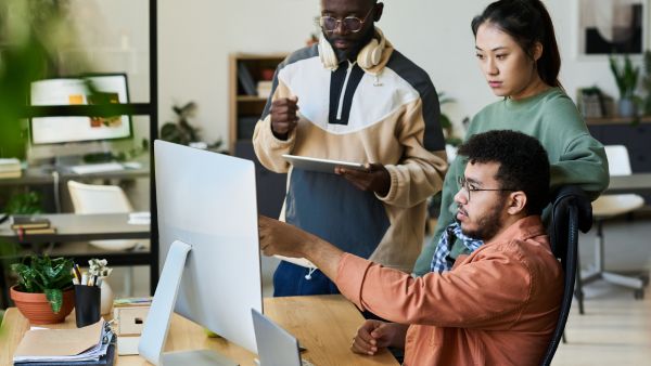 Colaboradores acompanhando desempenho de MVP para criar versão final de novo produto ou mudar de direção