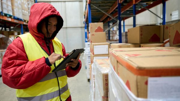 Colaboradora confirmando se produto aparece em registro de software para avaliar acuracidade de estoque