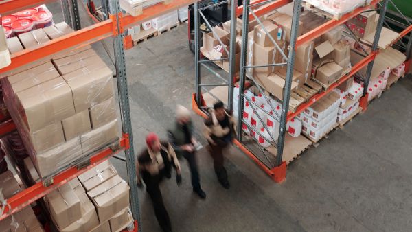 Colaboradores do estoque fazendo atividades de picking para agilizar a separação envio de produtos ao cliente