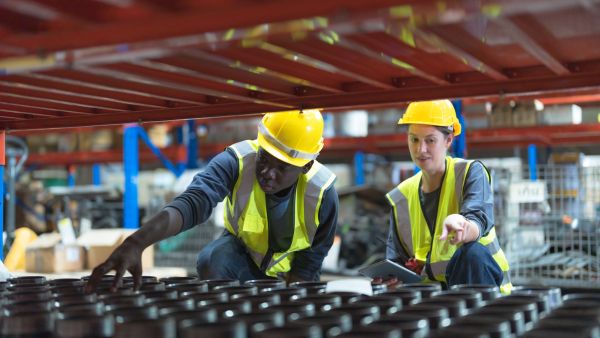 Colaboradores organizando produtos no estoque de acordo com sua importância para resultados da indústria