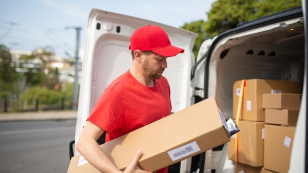 Transportadora fazendo entrega de produto em centro de distribuição após picking eficiente de indústria