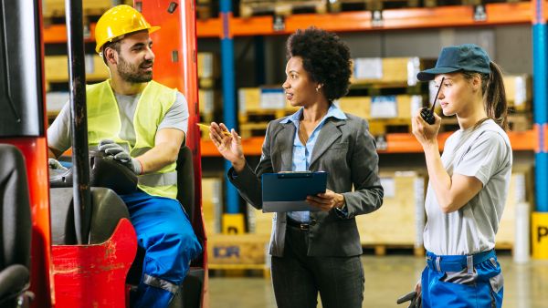 Gestora e colaboradores conversando sobre implementação de estrutura de logística interna na indústria